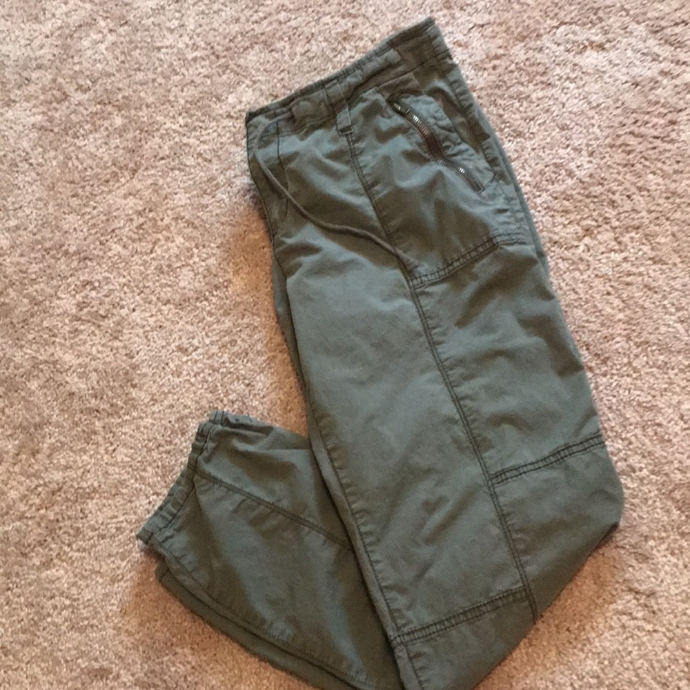🌺 LOFT lightweight olive green capris